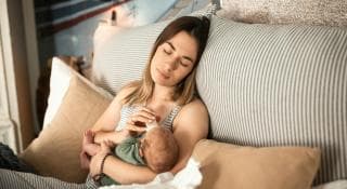 Vermoeide moeder met baby