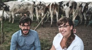 Niels Boutsen en Annelies Moons voor een wei met koeien