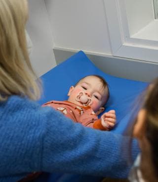 Baby op verzorgingskussen